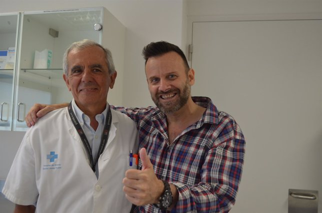 El doctor J.Figueras y el paciente A.Márquez, operado de un tumor de páncreas