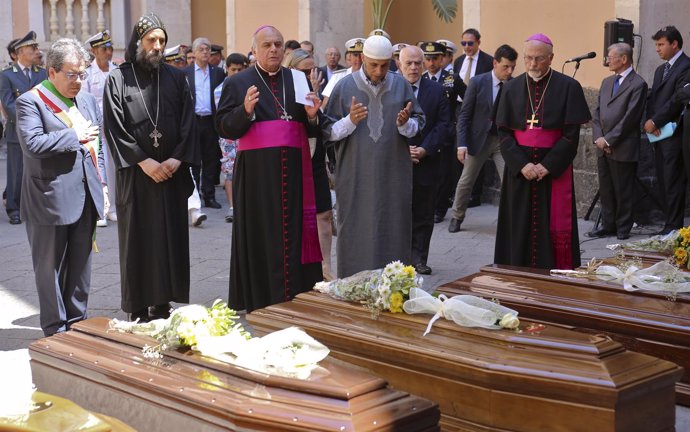 Funeral por las víctimas del mayor naufragio de inmigrantes en Italia