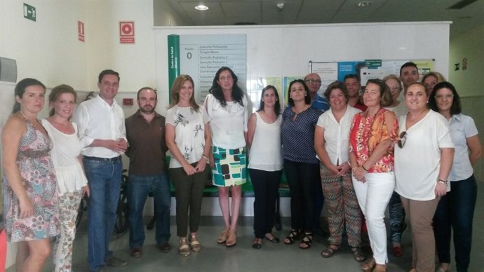 La secretaria general del PP-A, Dolores López, en el centro de salud de Olivares