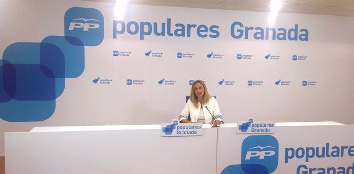 La parlamentaria 'popular' Marifrán Carazo en rueda de prensa.