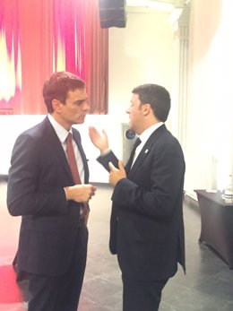 Pedro Sánchez conversa con Matteo Renzi en Bruselas