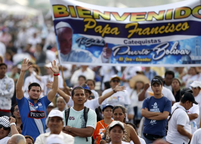 Ecuatorianos esperan al Papa en el Parque Samanes en Guayaquil
