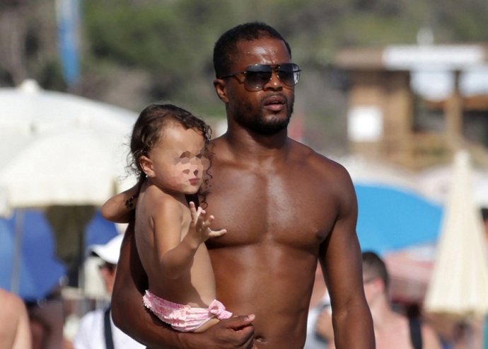 EL FUTBOLISTA PATRICE EVRA UN TIERNO PAPA DE VACAIONES EN IBIZA