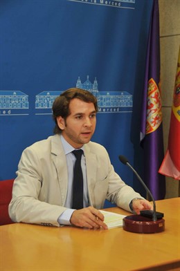 El alcalde de Cabra, Fernando Priego, en una rueda de prensa en la Diputación