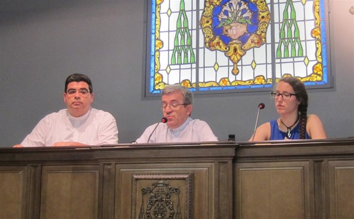 Delegado Diocesano de Pastoral, vicario de la diócesis y una joven participante