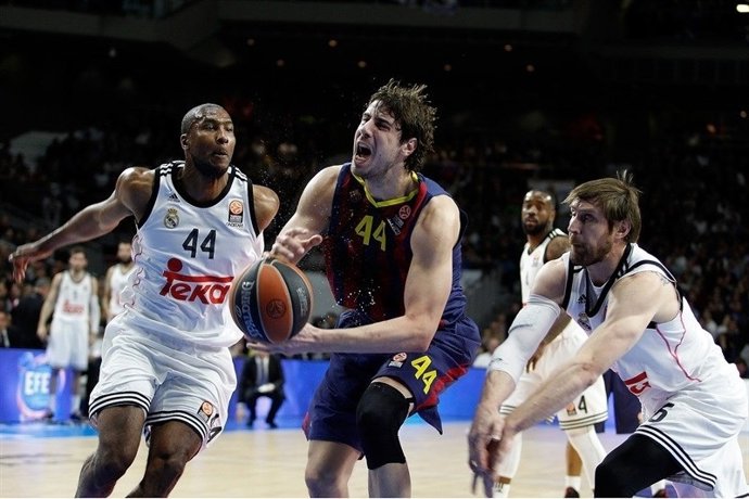 Slaughter, Tomic y Nocioni en el Real Madrid - Barcelona de Euroliga