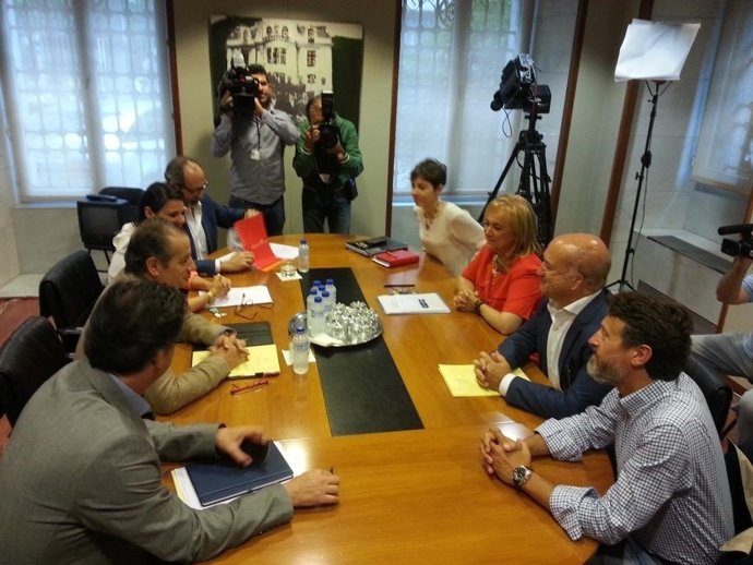 Reunión entre el PP y C's.