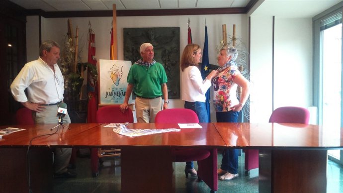 La alcaldesa de Barakaldo obsequia con un pañuelo de las Karmenak a los padrinos