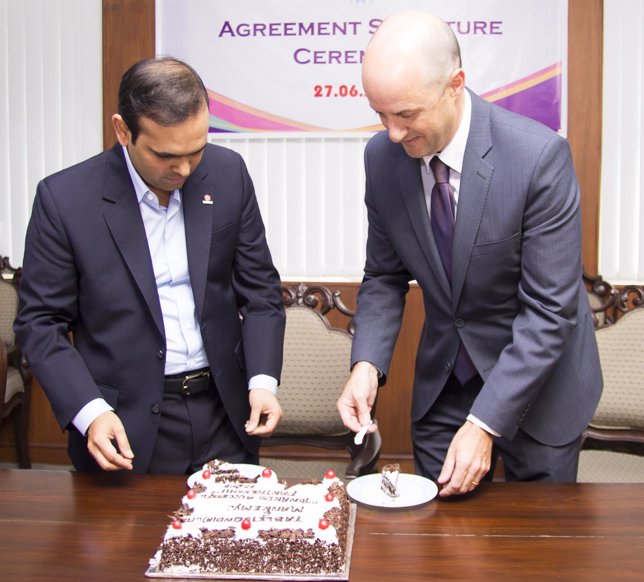 Firma del acuerdo entre Manremyc y Tablets India