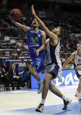 Jaime Fernández saltando a canasta 