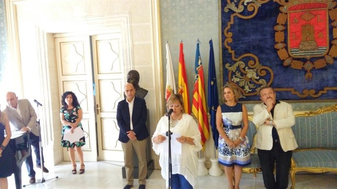 Maria del Mar Valero ante el micrófono y Gabriel Echávarri detrás de ella