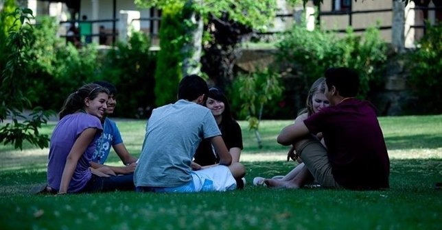 Jóvenes en un parque.