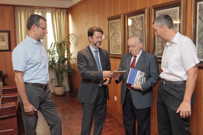 Acto de entrega de la recaudación del libro