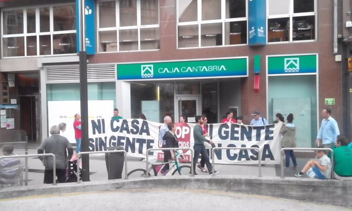 Protesta de la PAH de Santander ante Caja Cantabria-Liberbank