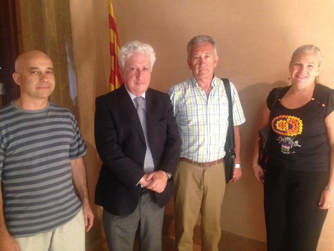 El Justicia junto a los responsables del Albergue Municipal