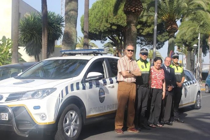 La presidenta del puerto, Manuela de Paz, con nuevos coches.