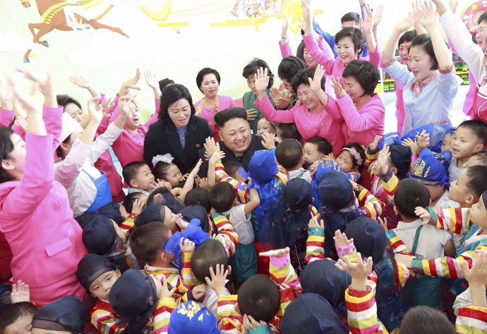 Kim Jong Un rodeado de niños