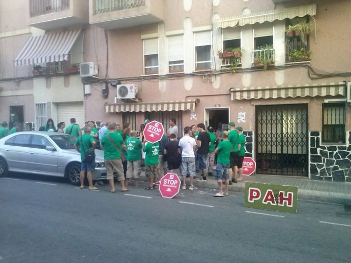 Los miembros de la PaH de Elche a las puertas del edificio