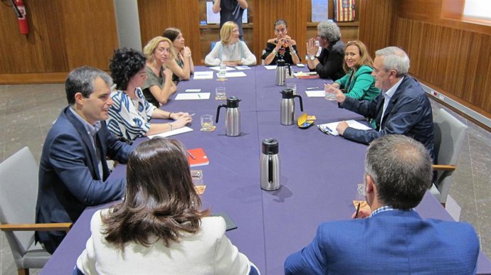 Reunión de la consejera de Educación con los grupos de las Cortes