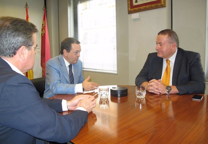 El consejero de Fomento e Infraestructuras se reúne con el presidente de Croem