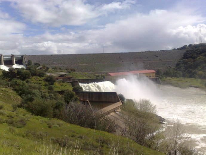 Desembalse de agua en el pantano de San Rafael de Navallana