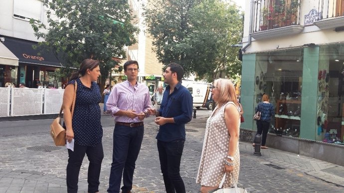 Los concejales socialista en el barrio de San Juan de Dios.