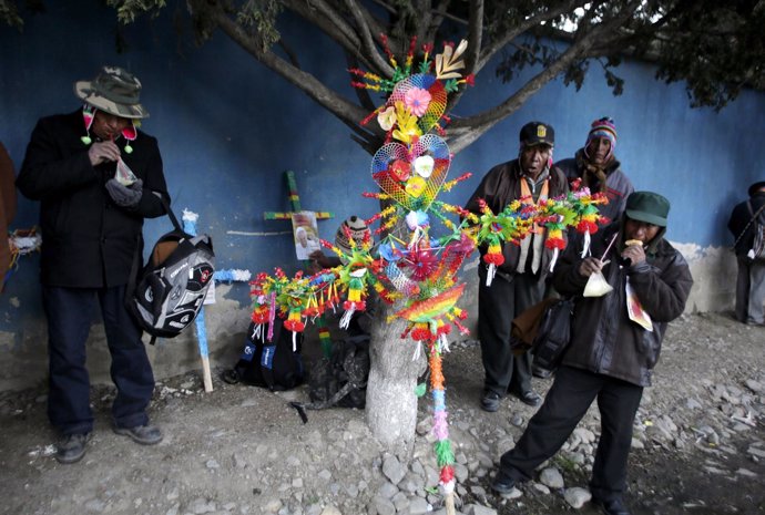 Indígenas aymara esperan la llegada del Papa en El Alto