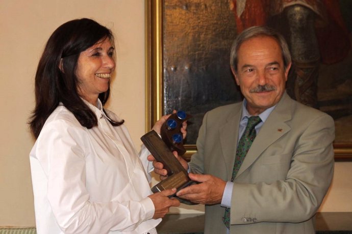 El alcalde entrega el premio ‘Puente entre las Artes'  a Fuensanta Nieto