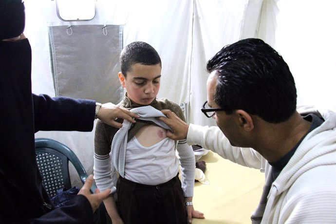 Un niño herido en Gaza atendido en una clínica de MSF