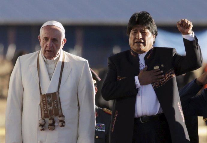 Morales sings the national anthem while standing next to Pope Francis after Fran