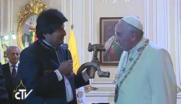 Morales regala al Papa Francisco un crucifijo con la hoz y el martillo 