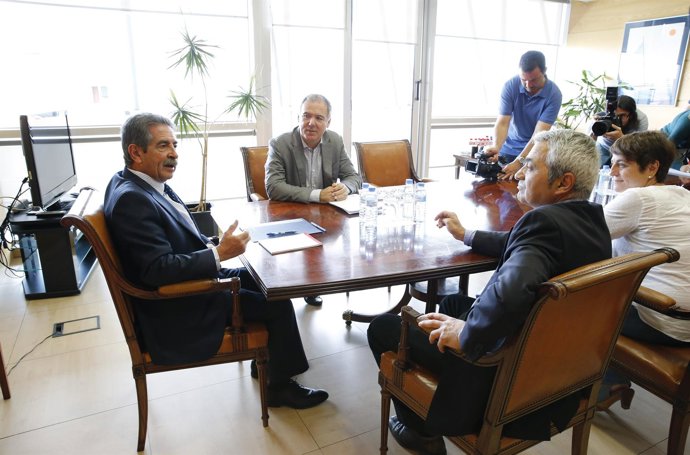 Revilla con CEOE y sindicatos