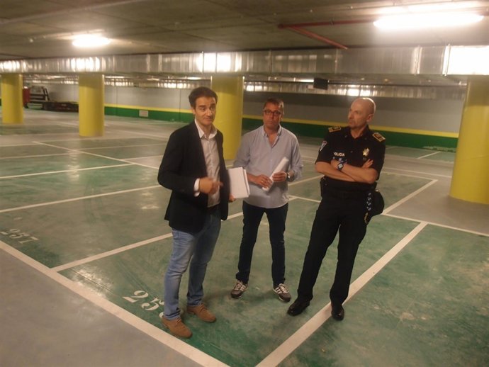 Los concejales, durante la visita   