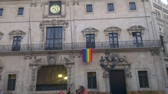 La bandera gay en Cort