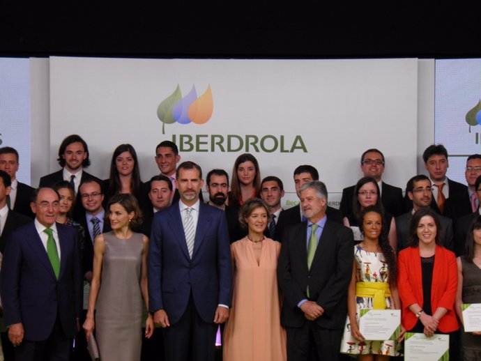 Los reyes presiden la entrega de las Becas Iberdrola 2015