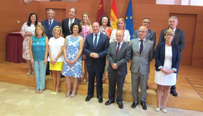 Foto de familia de los consejeros con sus secretarios generales y el presidente