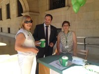 El presidente de la Diputación de Teruel participa en la cuestación de la AECC