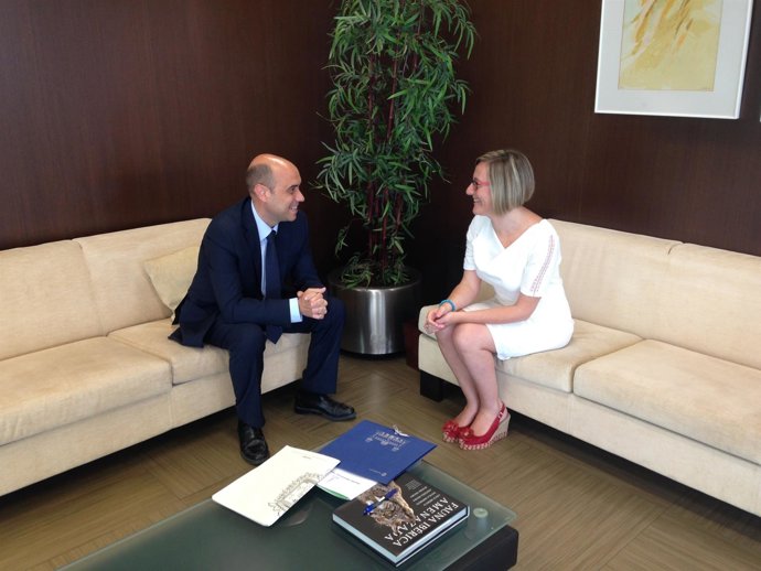 Echávarri y Salvador conversan antes de su reunión