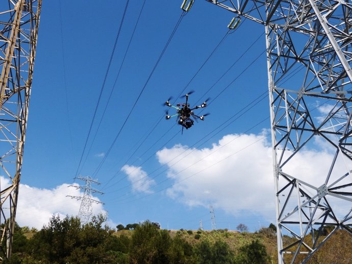Revisión con un dron de líneas de alta tensión de Endesa en Córdoba