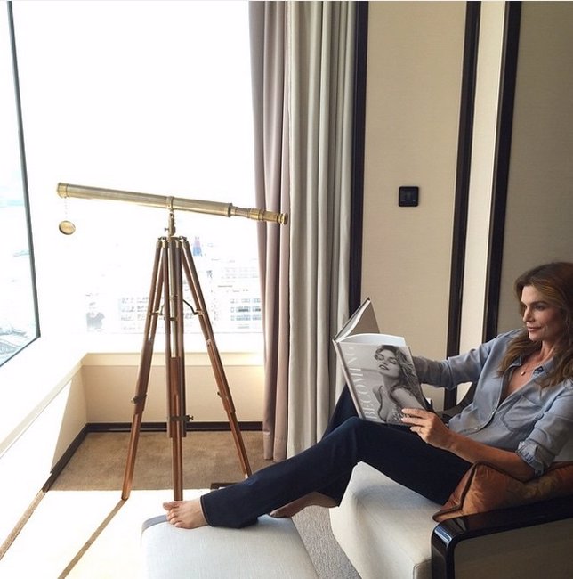 La modelo Cindy Crawford leyendo una revista