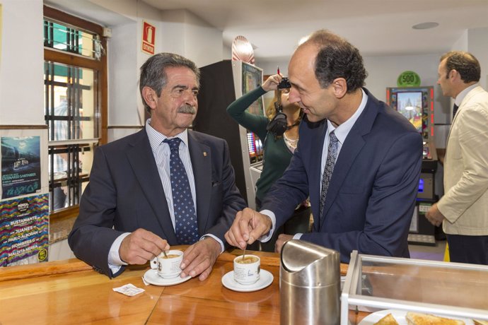 Miguel Ángel Revilla e Ignacio Diego toman un café en el traspaso de poderes 