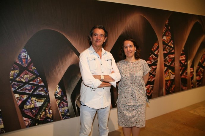 El artista Antonio Girbés y la concejala de Cultura de Valencia Glòria Tello