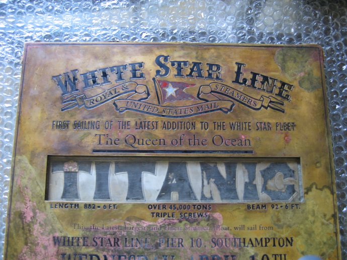Fotografía de la placa del Titanic aparecida en Granada