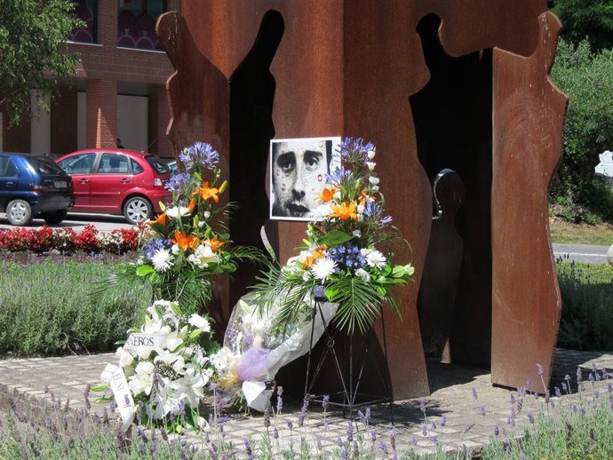 Flores Por Miguel Ángel Blanco Ante El Monolito
