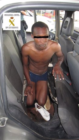 Inmigrante oculto en un doble fondo de un vehículo descubierto en Melilla