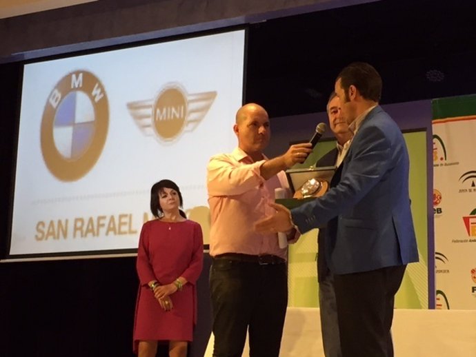 El gerente de San Rafael Motor, José Alfonso Cordero,  recibe el premio.