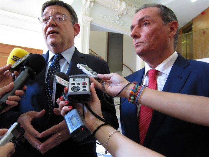 El presidente de la Generalitat Ximo Puig atiende a los medios con Navarro (CEV)