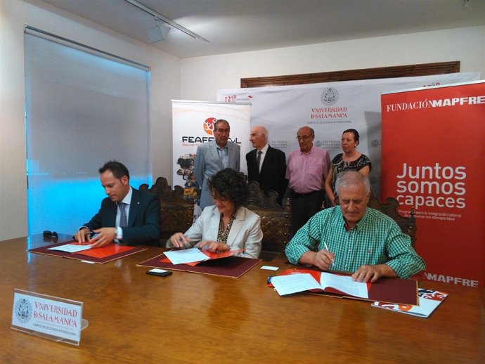 Firma del convenio entre Feafes y la USAL