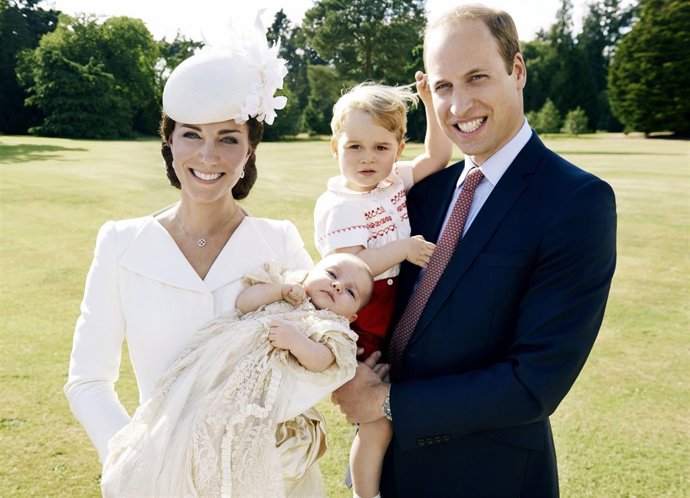 Tiernas Imágenes del bautizo de la Princesa Charlotte por Mario Testino