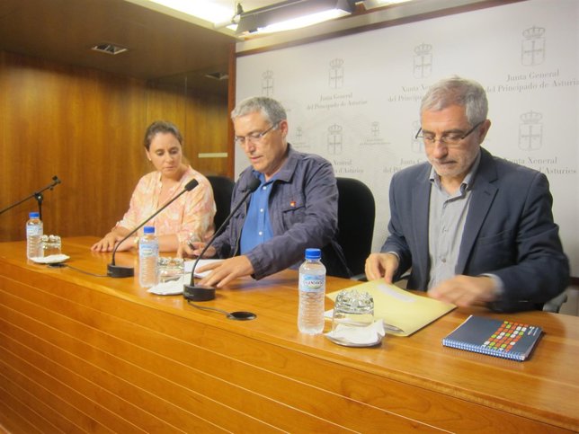 Miranda, Orviz y Llamazares, en rueda de prensa. 